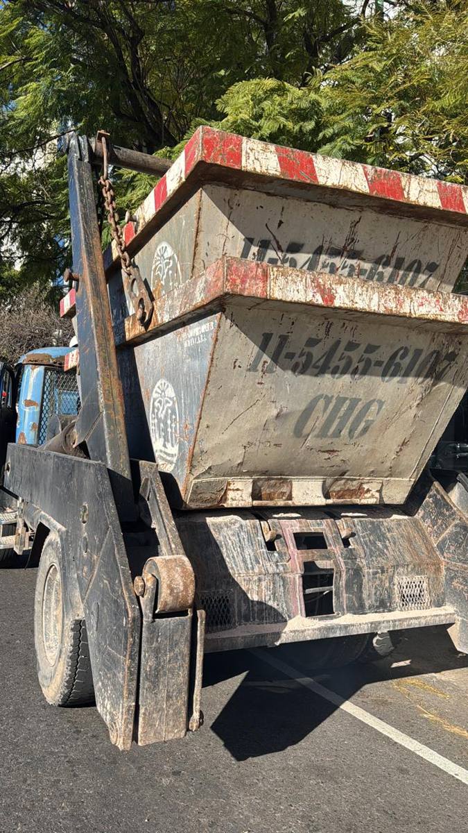 Camión de Volquetes Albertito CH cargando un volquete