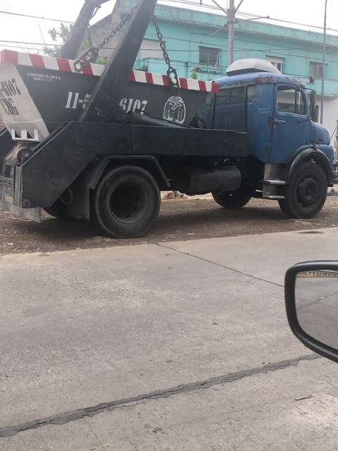 Camión con volquete en la calle