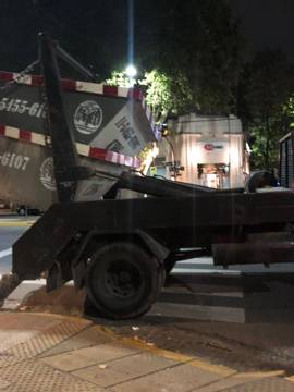 Camión trasladando volquetes