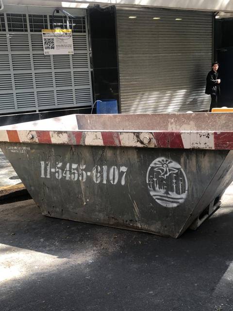 Volquete frente a un edificio