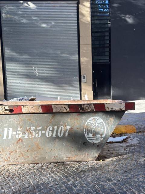 Volquete frente a un local