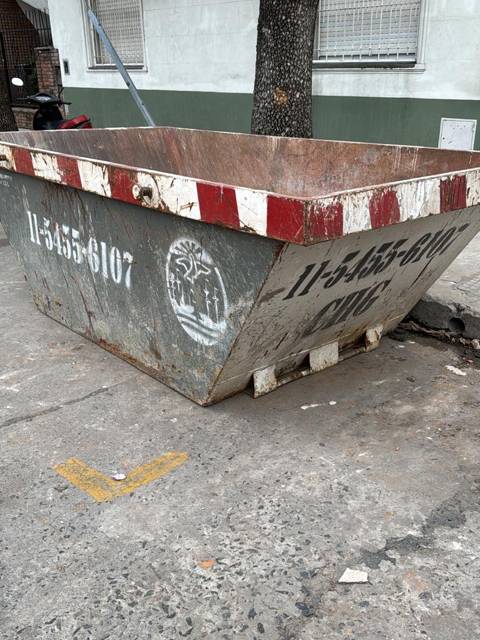 Volquete en la vereda de una obra