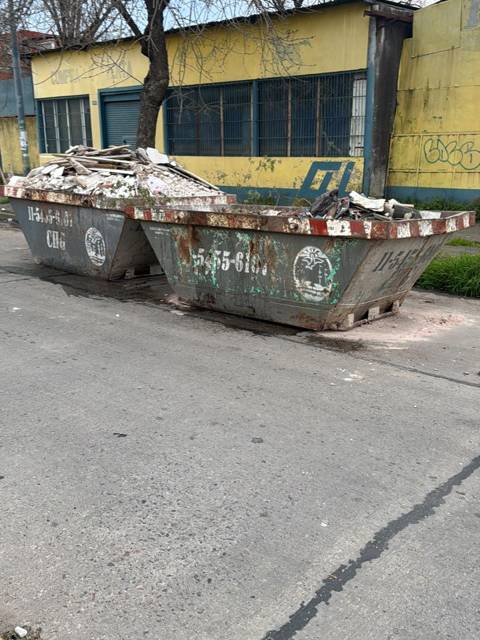 Dos volquetes con escombros
