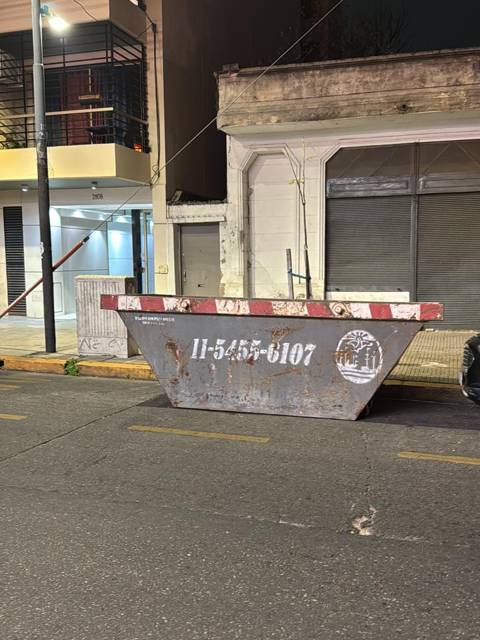 Volquete entregado de noche