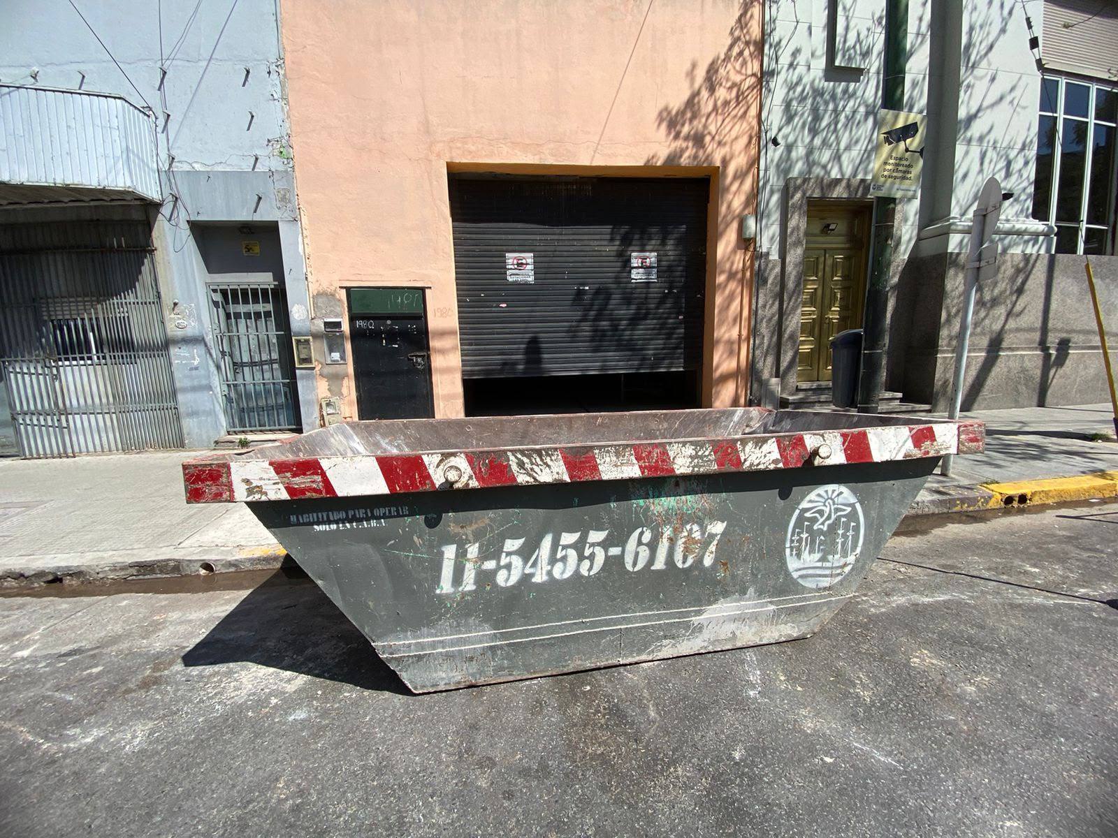 Volquete de Albertito CH ubicado frente a una obra particular