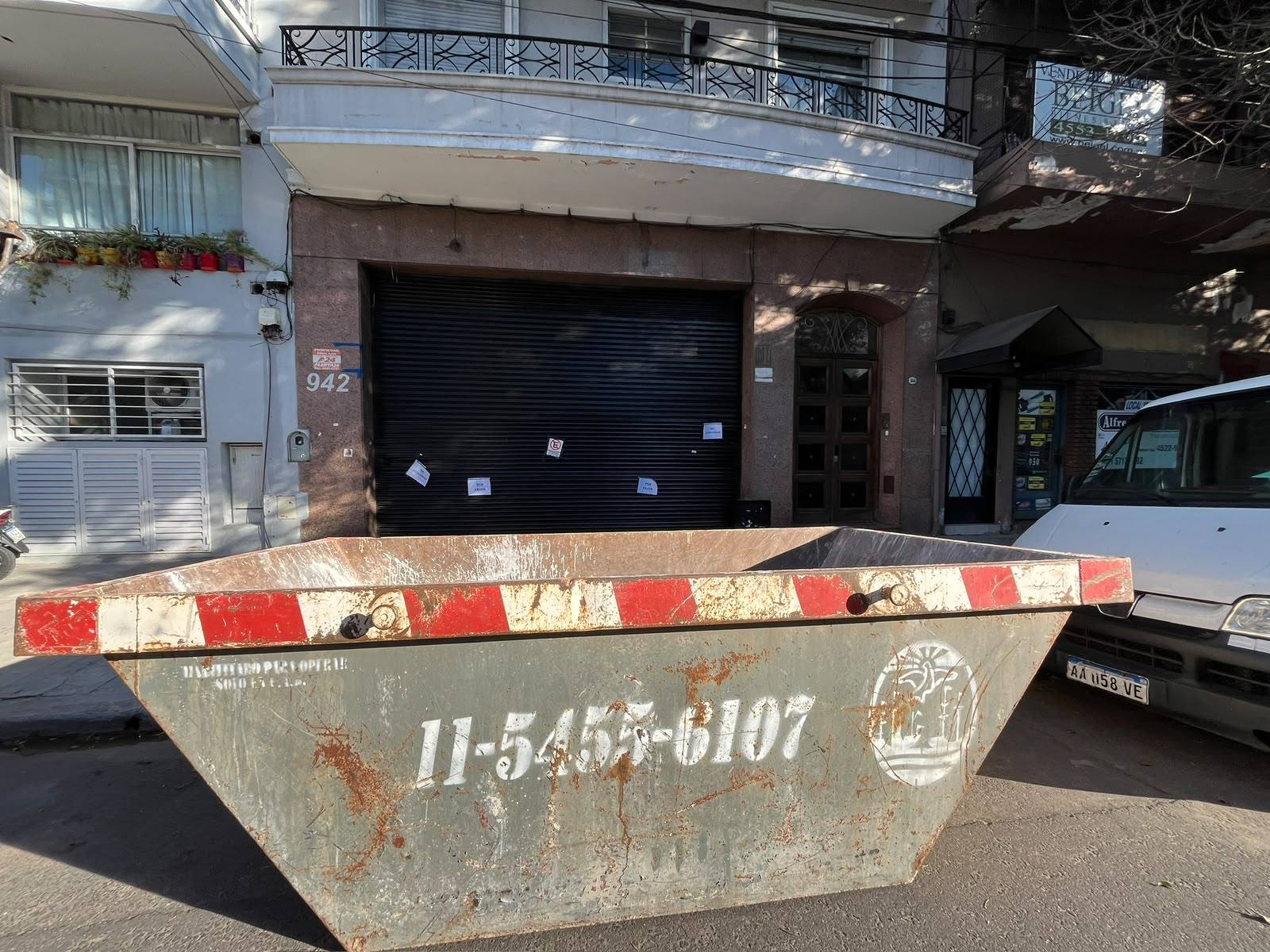 Volquete entregado en la vereda listo para cargar escombros